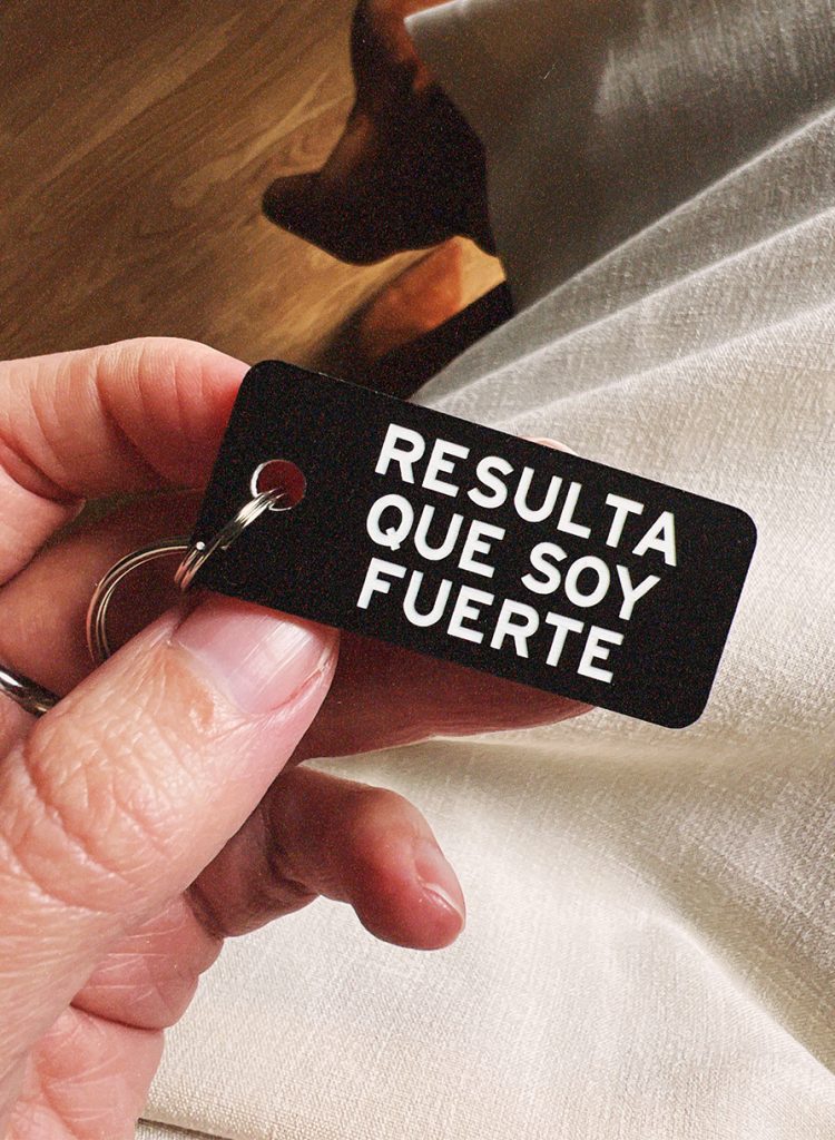 Llavero "Resulta que soy fuerte"
